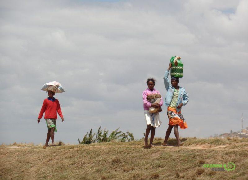 Başta taşınan eşyalar, Madagaskar Gezi Notları