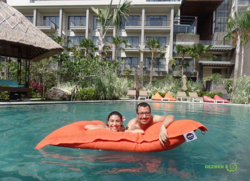Mövenpick Jimbaran havuzunda, Bali'de Nerede Kalınır, Kuta
