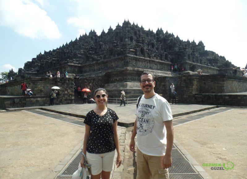 Borobudur Tapınağı önünde