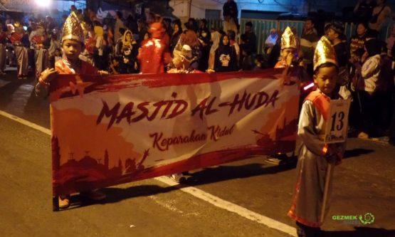 Geçit törenini bekliyorlar, Yogyakarta’da Bayram Kutlaması