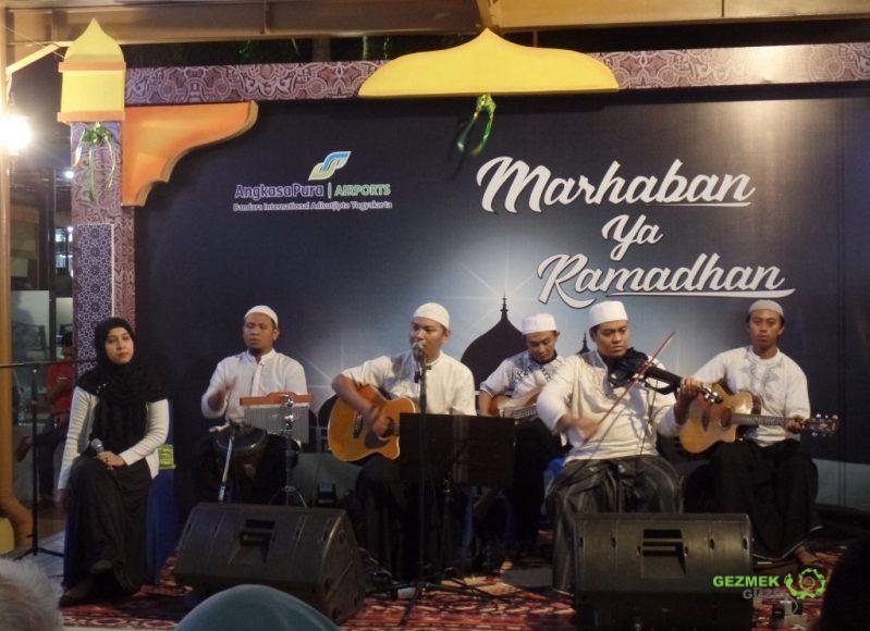 Havalimanında canlı müzik, Yogyakarta'da Bayram Kutlaması