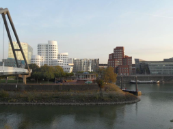 Düsseldorf nehir kenarı
