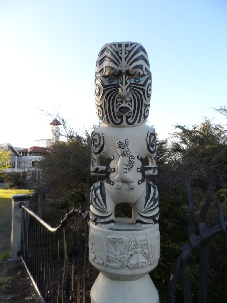 Rotorua'da Maori tarzı heykel