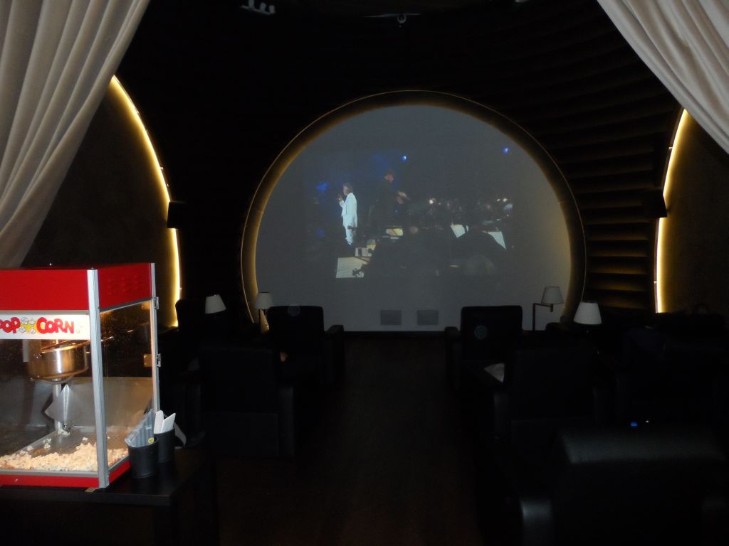 THY İstanbul dış hat CIP salonunda sinema