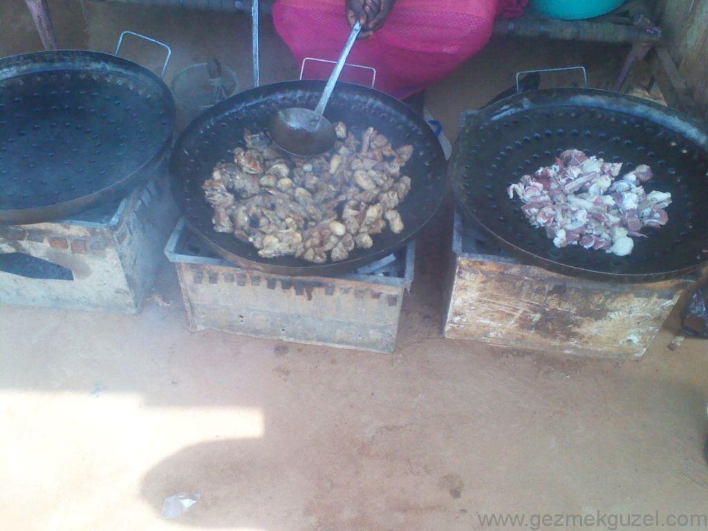 Sudan Khartum'da yemek pişiyor