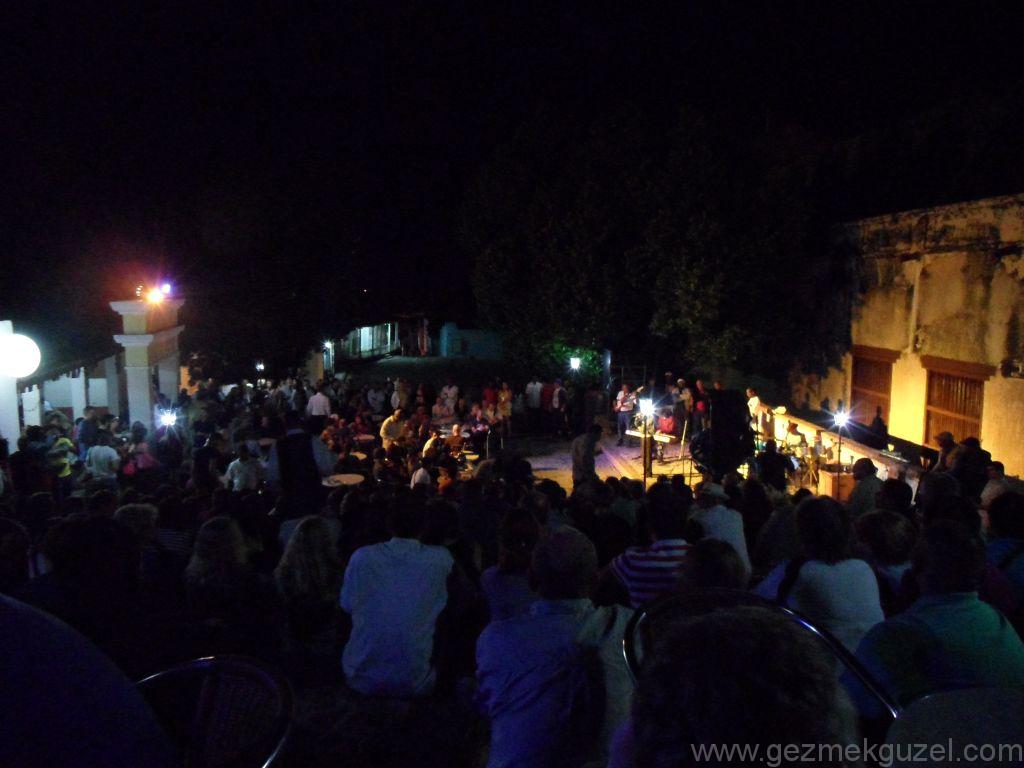Trinidad Yapılacak Şeyler, Casa de la Musica Meydanında Müzik