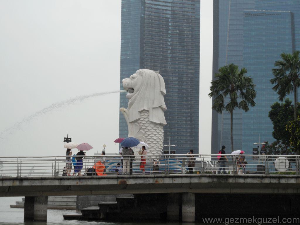 Yeniden Uzakdoğu, Singapur Gezilecek Yerler, Singapur'un Sembolü Merlion Heykeli