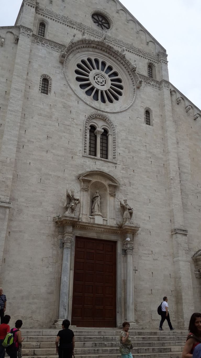 Bari'de kiliseleri gezerken